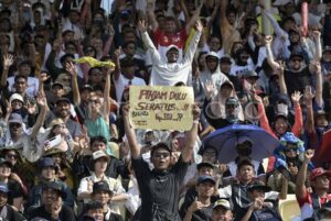 fans pinjam dulu seratus saat race gp indonesia