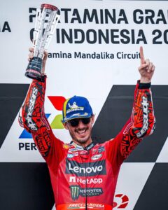 pecco bagnaia mengangkat trofi podium pertama race indonesian gp 2023